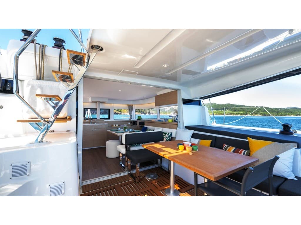 23884231289402996_1772092873713_highlight-catamaran-lagoon-43-03-adaptable-living-area.jpg